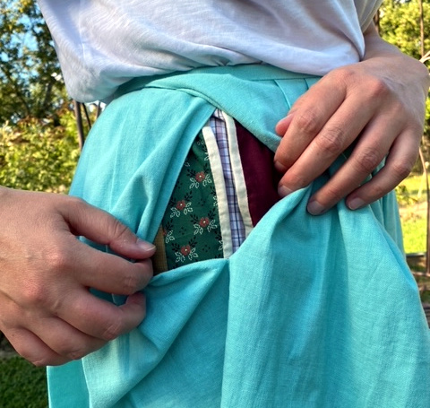 closeup of pocket under the skirt